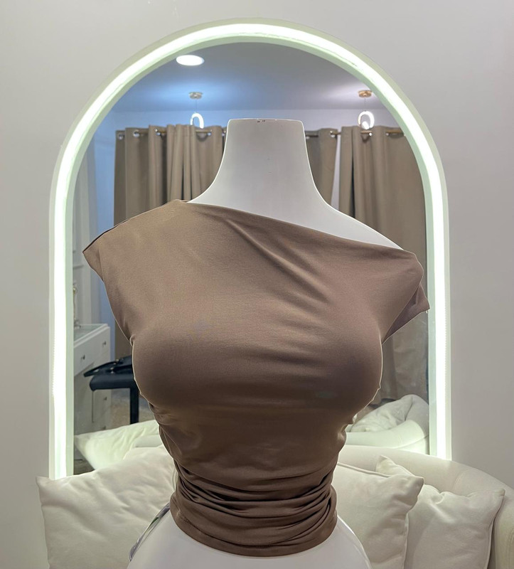 Blusa chocolate con un hombro caido A7