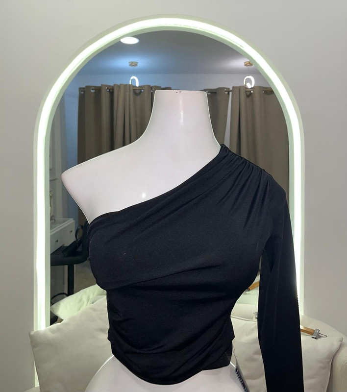 Top negra de una sola manga larga A9