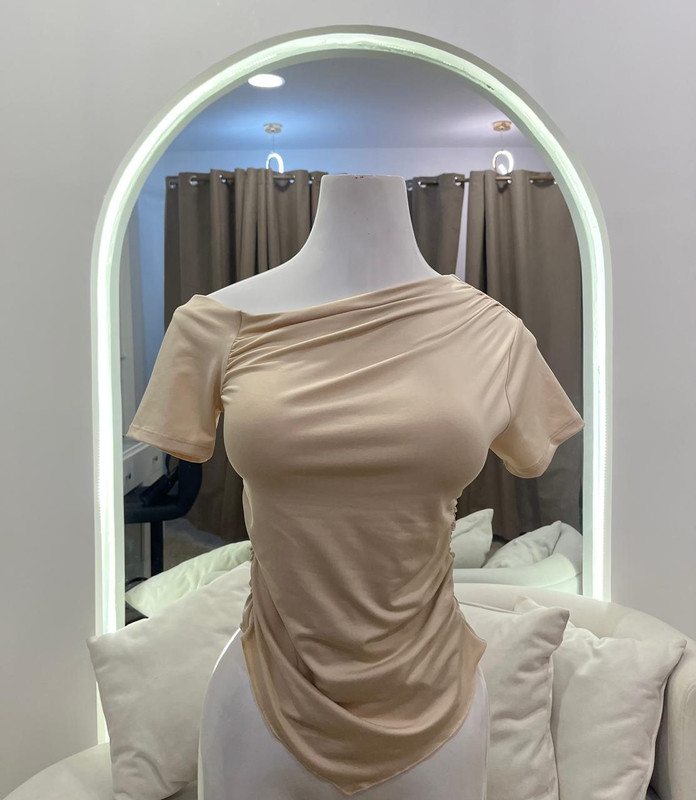 Blusa beige con escote y manga caida A18