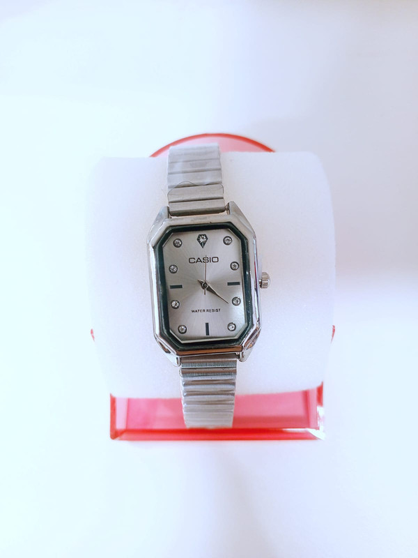Reloj plateado rectangular con brillos Marca Casio 