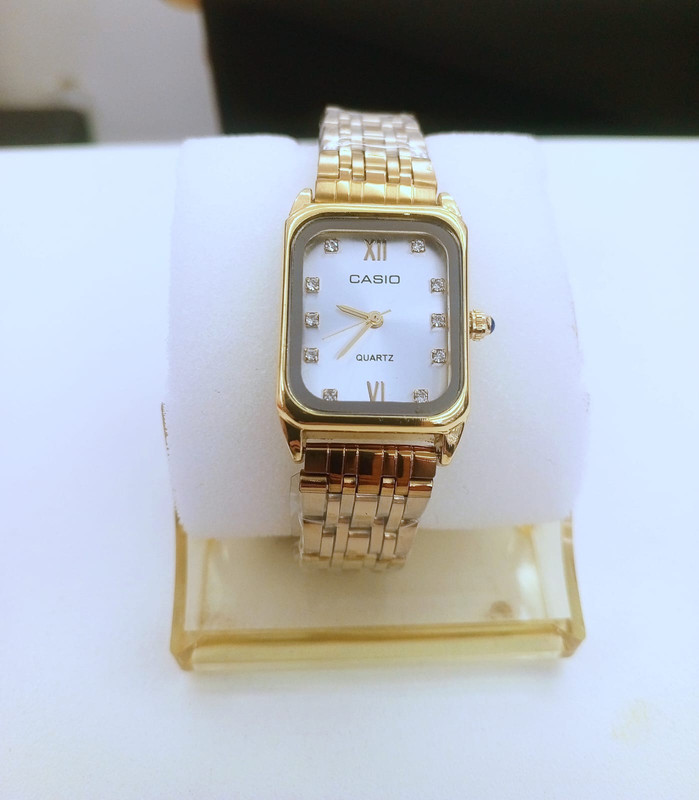 Reloj dorado cuadrado marca Casio 