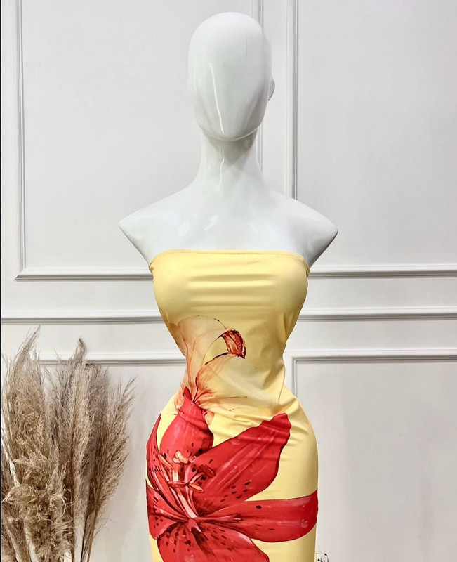 VESTIDO AMARILLO CORTO TELA LYCRA CON FLORES ROJAS TALLA M YE-019
