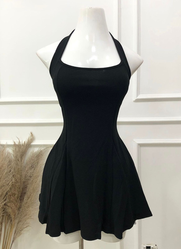 VESTIDO NEGRO CORTO CON TELA LICRA Y AMARRE EN EL CUELLO CON CAIDA EN V TALLA S YE-021