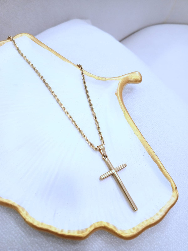 Cadena de acero dorada tipo cordon fin + dije de cruz 