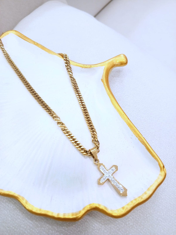 Cadena de acero dorada eslabones estrechos + dije de cruz con fondo blanco y brillos plateados