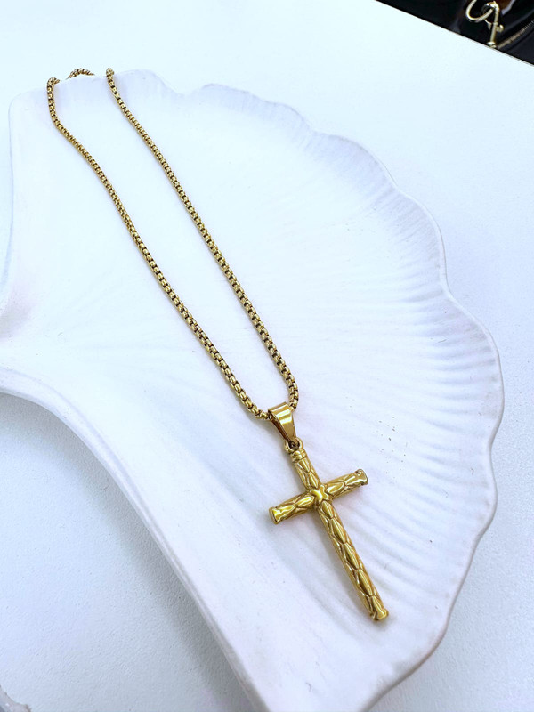 Cadena de acero dorada fina + dije de cruz con relieve de lineas 