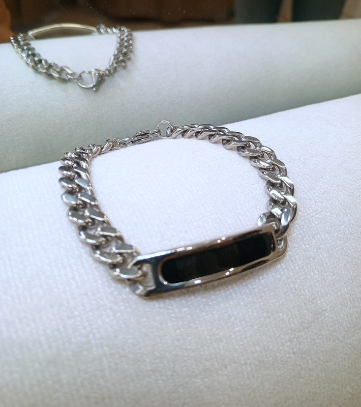 Esclava de acero plateada con placa fondo negro