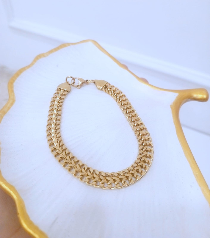 Esclava dorada plana con eslabones entrelazados