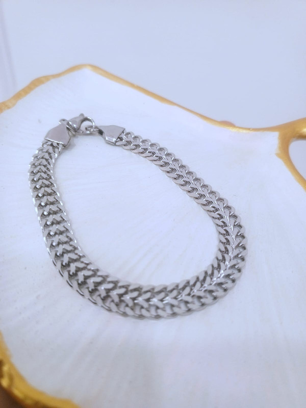 Esclava plateada plana con eslabones entrelazados