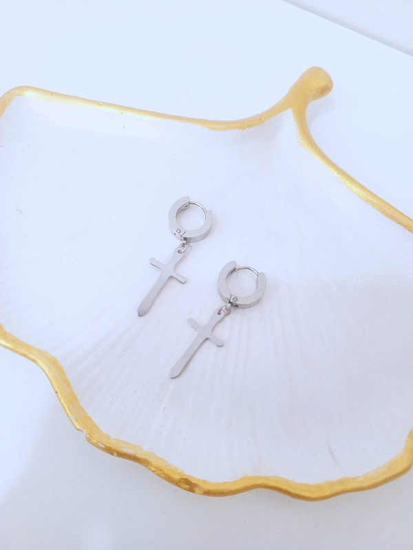 Par de aretes de acero plateados de cruz 