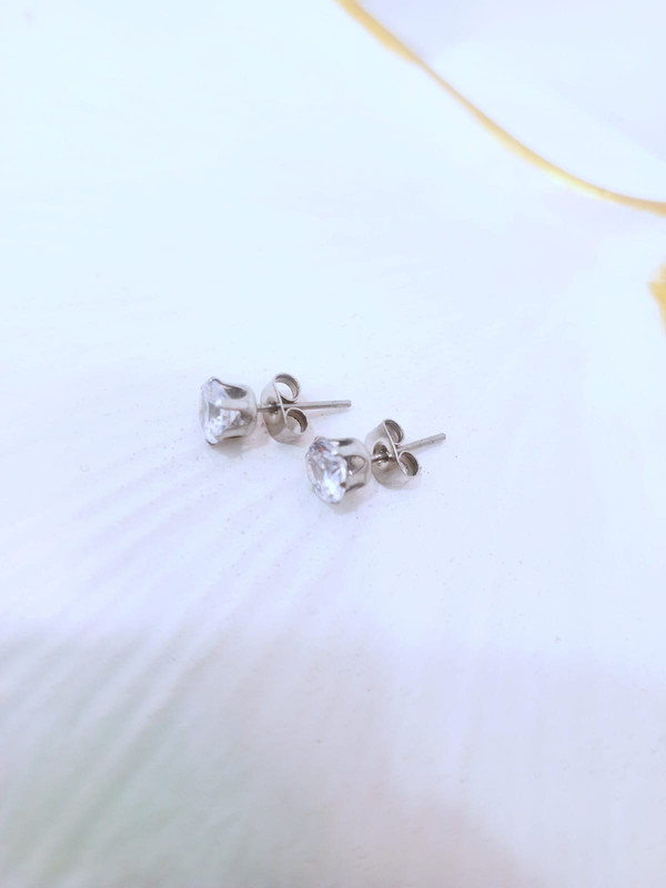 Par de aretes de acero plateados con diamante incrustado