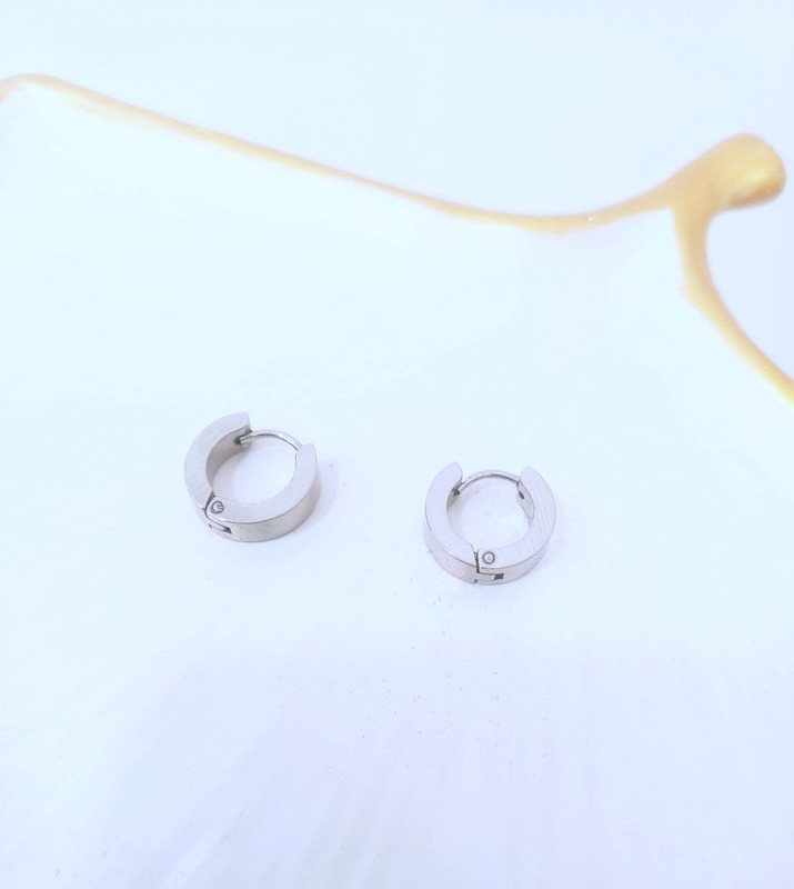 Par de aretes de acero plateados tipo arrgolla