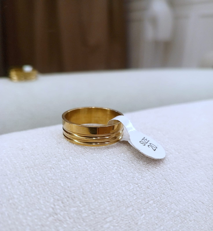 Anillo dorado con detalle de dos rayas doradas inferiores talla 20 