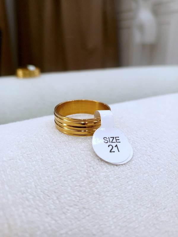 Anillo dorado con detalle de 3 rayas doradas talla 21