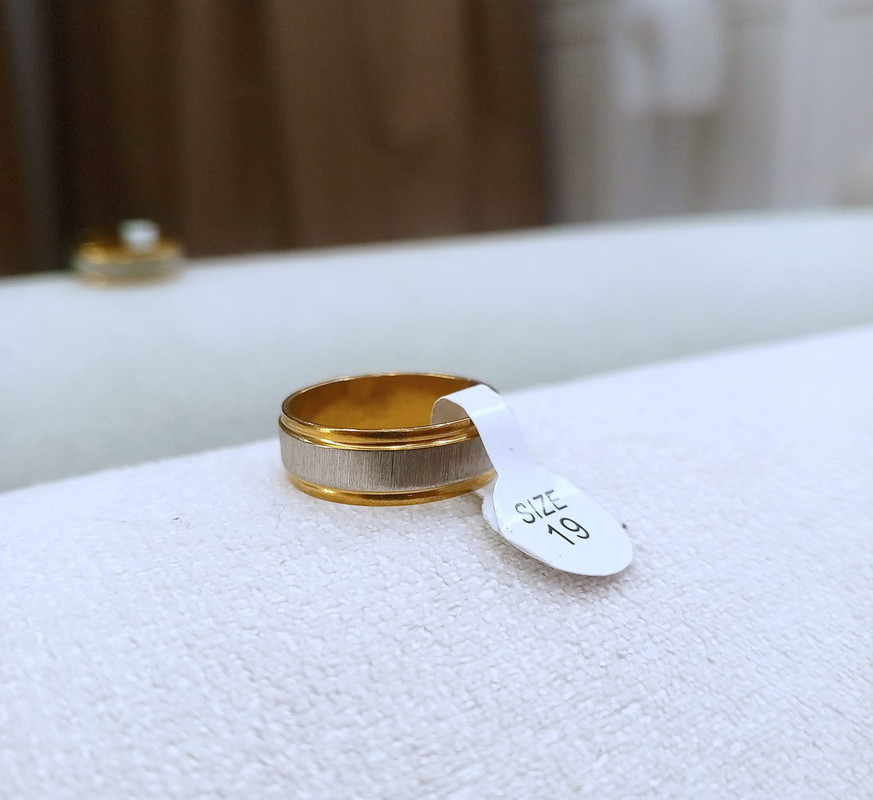 Anillo dorado con centro plateado talla 19