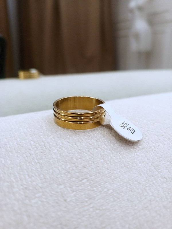 Anillo dorado con detalle de dos rayas doradas superiores  talla 20 