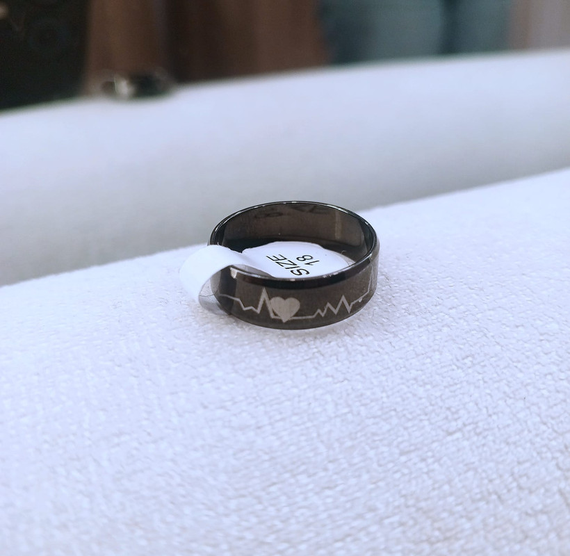 Anillo negro con detalle de pálpitos del corazón talla 18
