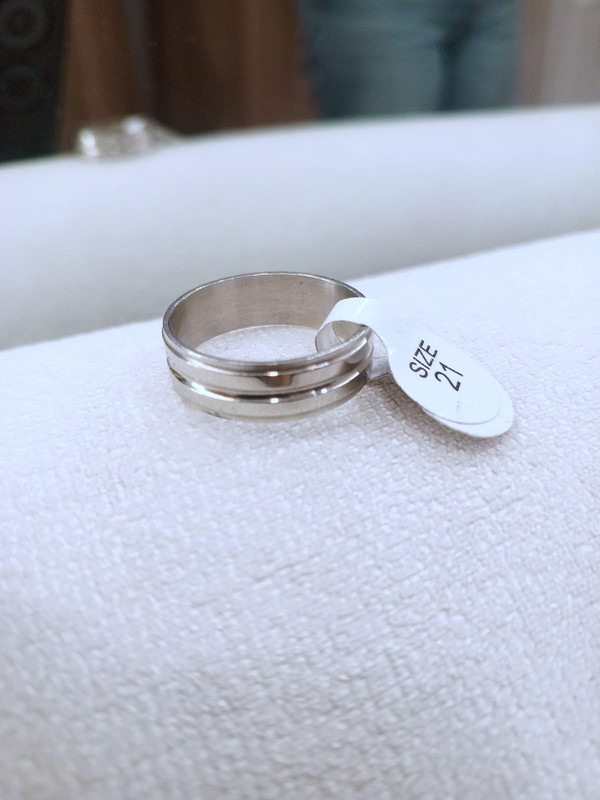 Anillo plateado con detalle de dos líneas talla 21 