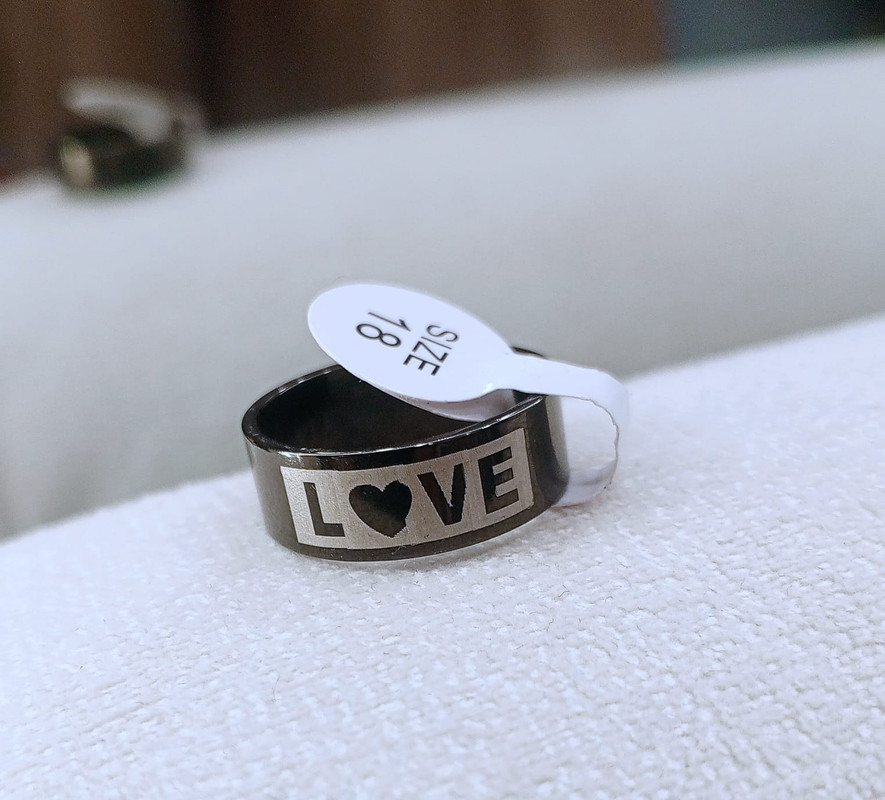 Anillo negro con palabras LOVE con fondo plateado talla 18
