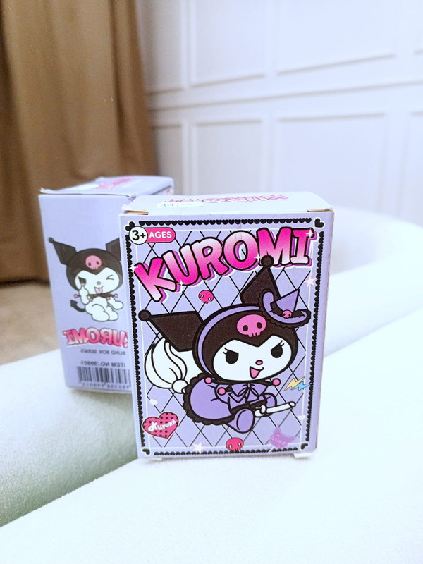  Caja sorpresa  kuromi ( figura coleccionable+ cartas coleccionables del personaje) 