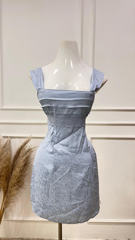 Vestido celeste corto tela saten talla M