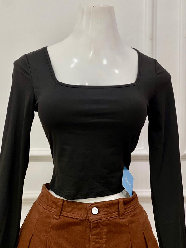 Buzo de cuello cuadrado color negro talla S,M