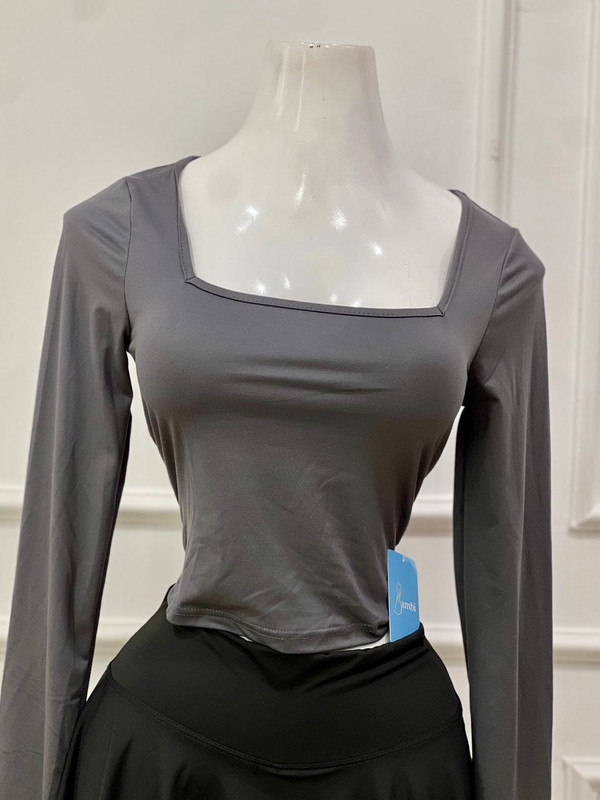 Buzo de cuello cuadrado color gris talla S