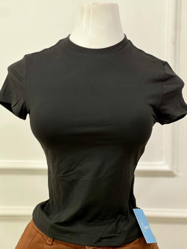 Blusa casual ajustada cuello redondo manga corta colo negro talla S,M