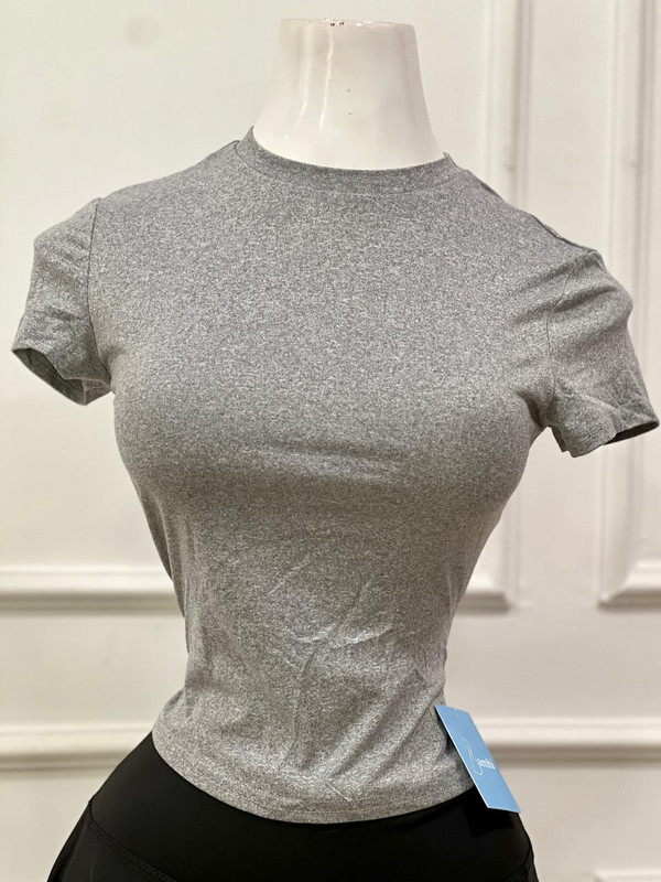 Blusa casual ajustada cuello redondo manga corta color gris talla S,M