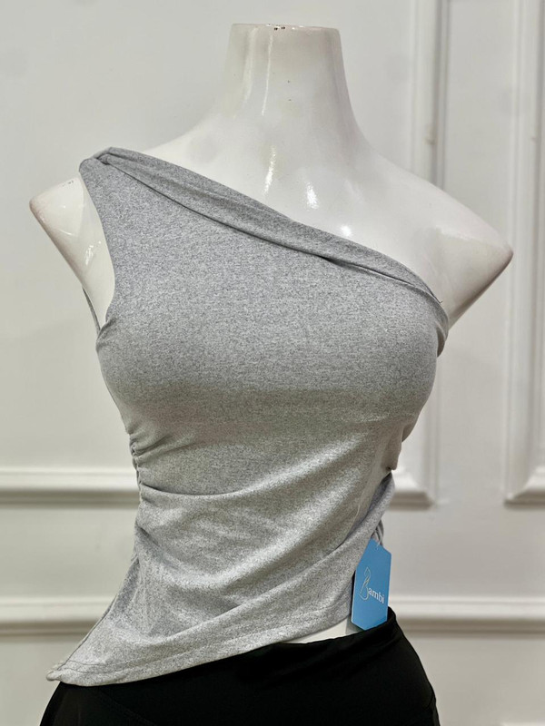 Blusa asimétrica con una sola manga corta con pliege color gris talla S,M