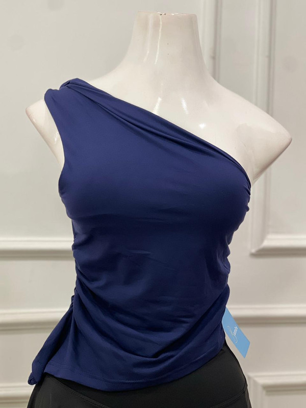 Blusa asimétrica con una sola manga corta con pliege color azul marino talla M