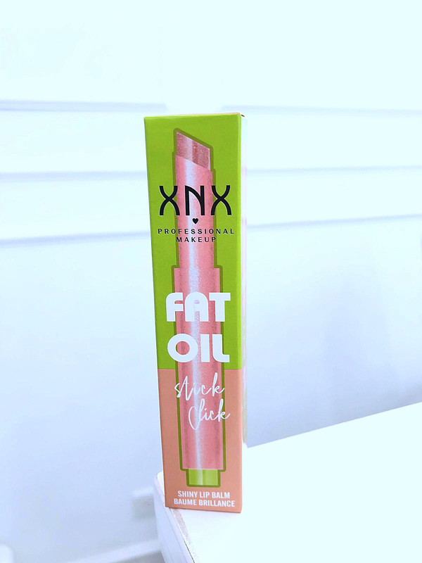 Lip Gloss Fat Oil Stick Click  Marca XNX tono rosa pastel glitter 