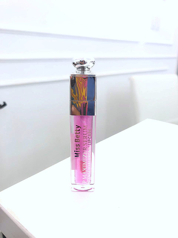 Lip Mazimizer Marca Miss Betty tono morado (magicos)