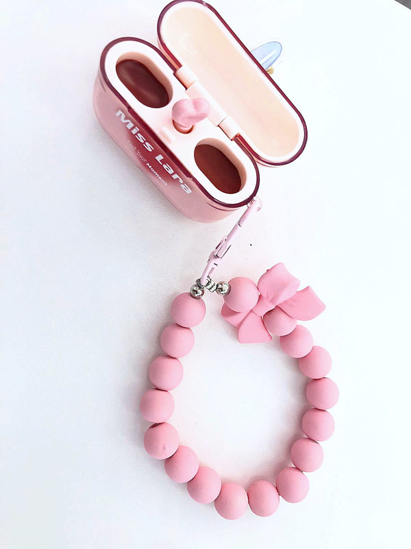 Lip gloss en forma de airpood con aplicador de silicon y charm