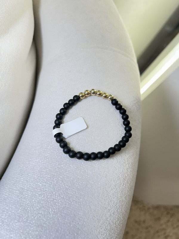 PULSERA DE PIEDRA NEGRA CON PERLAS DORADAS
