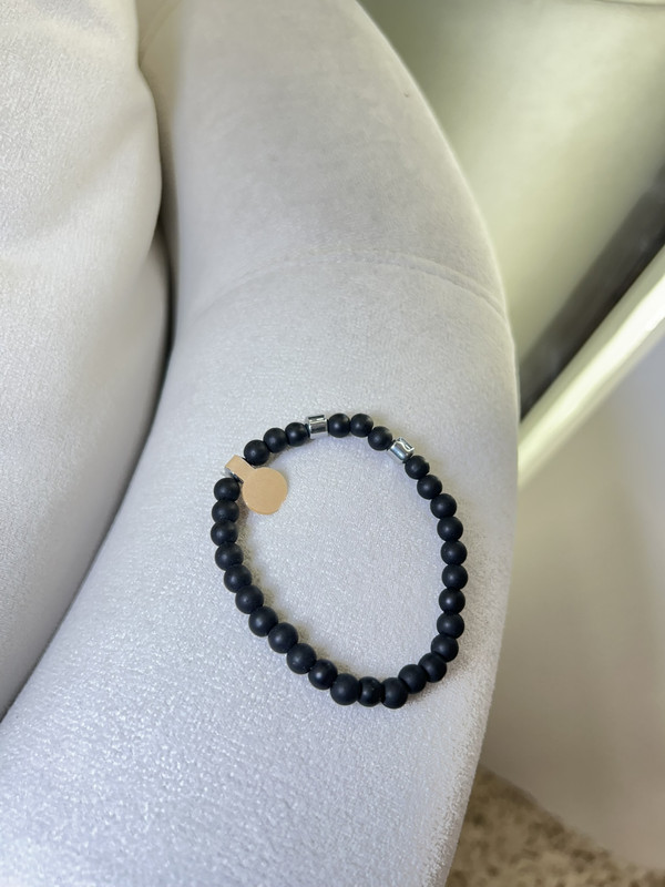 PULSERA DE PIEDRA NEGRA CON PLATEADO MEDIANA