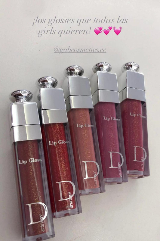  Gloss Dior, el dupe perfecto que combina glamour y accesibilidad. Su fórmula ligera y ultra brillante aporta un acabado jugoso que realza tus labios al instante, manteniéndolos hidratados y suaves durante horas. 
