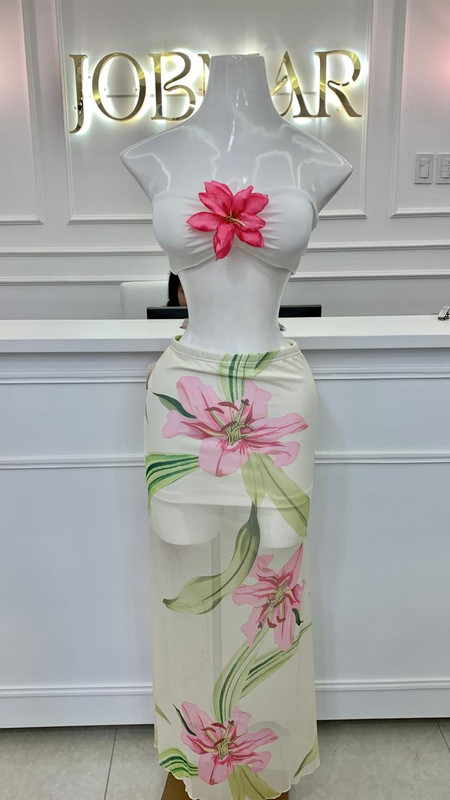 Conjunto Top blanca con flor enmedio rosado y Falda Talla S