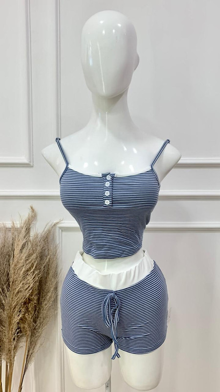 Conjunto celeste con rayas blanca short y top Talla M