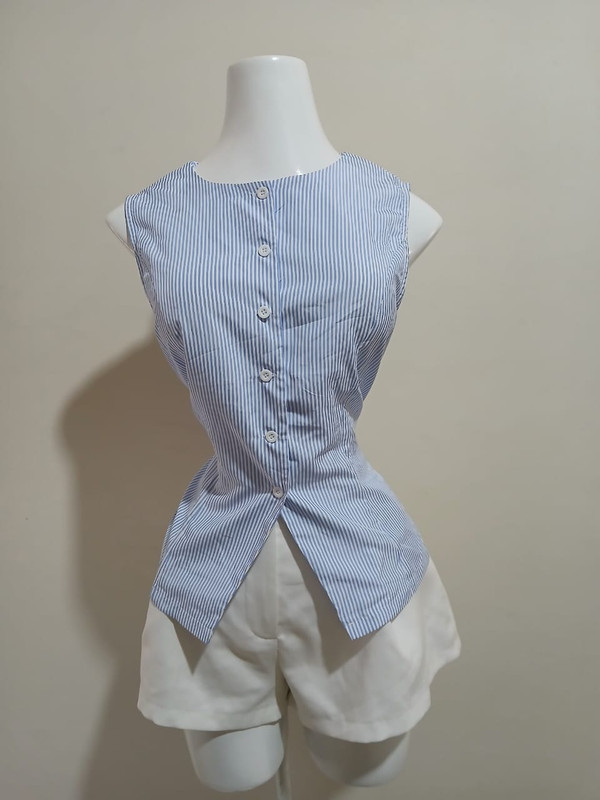 Blusa Formal de botones, A rayas celeste y blanca, Talla M, Tela Poliester Cod 1009C