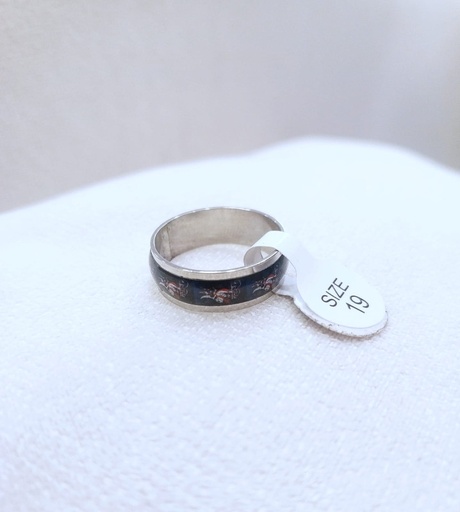 [MIRSTREEL-000042] Anillo plateado con centro color negro y detalles talla 19