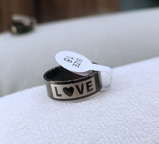 [MIRSTREEL-000046] Anillo negro con palabras LOVE con fondo plateado talla 18