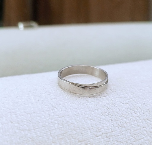 [MIRSTREEL-000048] Anillo plateado con corte abstracto sencillo 