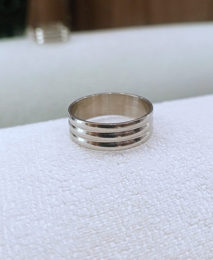 [MIRSTREEL-000049] Anillo plateado con detalle de de líneas 