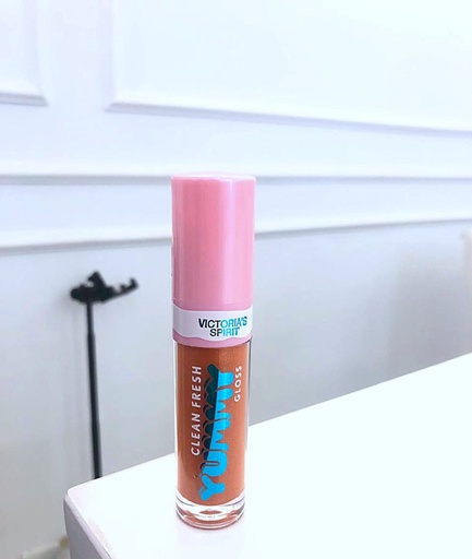 [UNIVERSE PIINK-000096] Lip Gloss Yummy Marca Victoria Spirit Tono Café claro