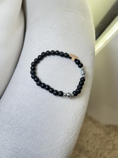 [MEN VIBES-000034] PULSERA DE PIEDRA NEGRA CON PLATEADO 