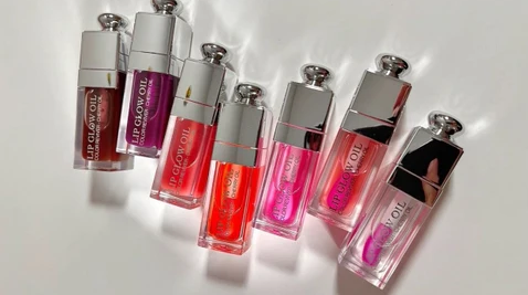 [GAB COSMETICS-000011]  Gloss Dior, el dupe perfecto que combina glamour y accesibilidad. Su fórmula ligera y ultra brillante aporta un acabado jugoso que realza tus labios al instante, manteniéndolos hidratados y suaves durante horas. 